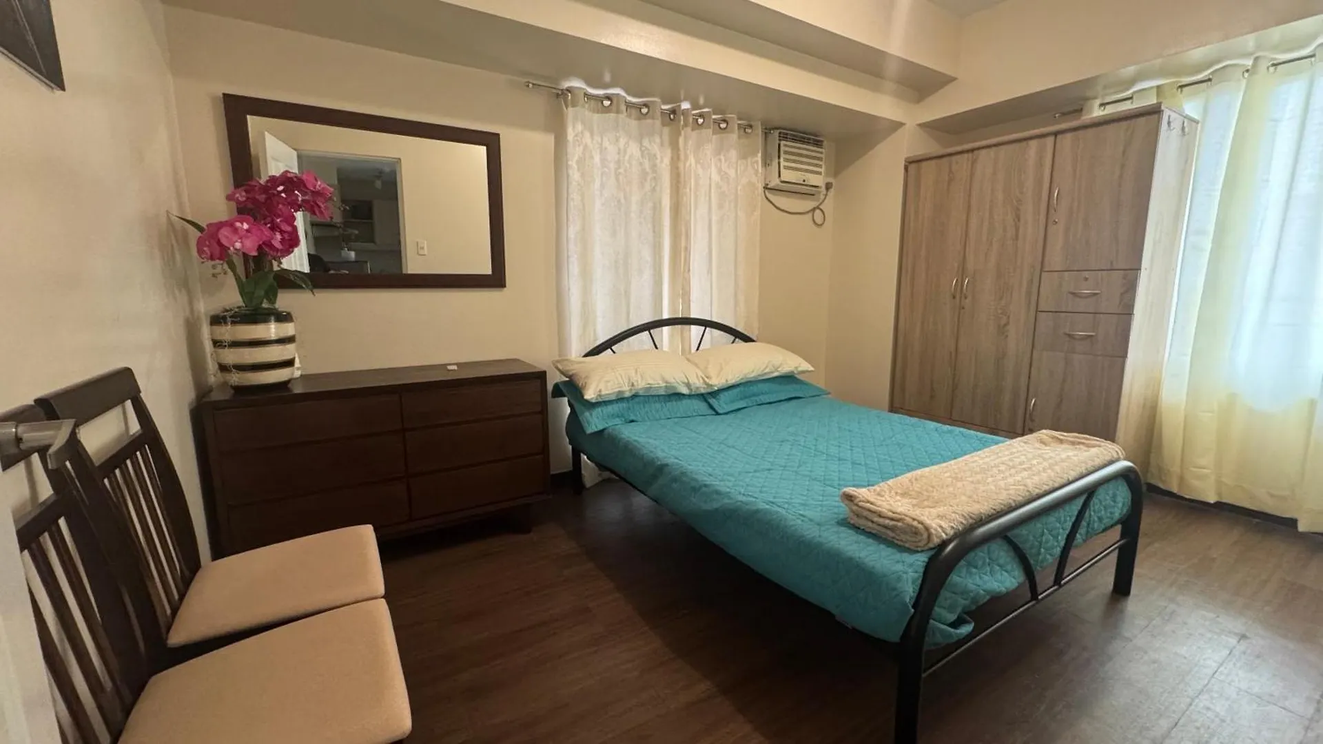 Lasuitez 2510 I Breathtaking 360 Skyline Views Pasay Philippines